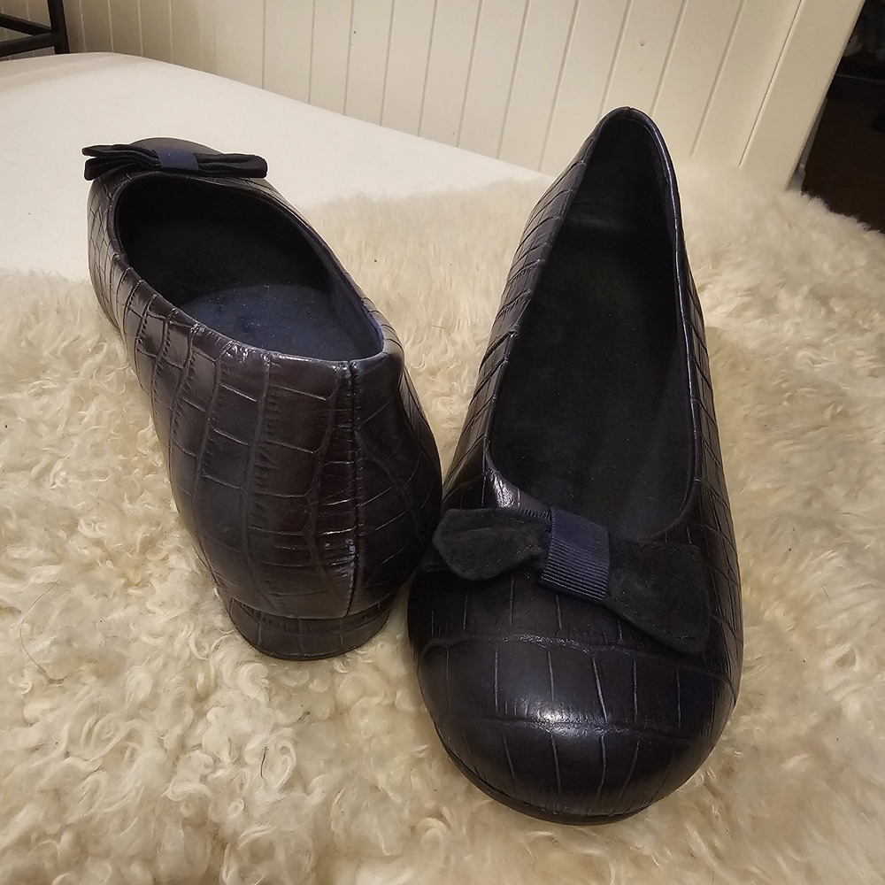 Vionic Navy Croc-Embossed Flats - Picture 5 of 15